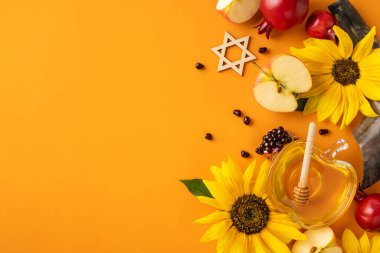Rosh Hashanah 'ı tatlı bal, taze elma, nar tohumu ve canlı ayçiçekleriyle kutlayın. Yeni başlangıçları ve kutsanmışlıkları sembolize edin.