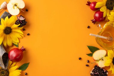 Rosh Hashanah 'ı sembolize eden elma, bal, ayçiçeği ve nar renginde kompozisyon
