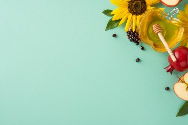 Yeşiller üzerinde bal, elma, ayçiçeği ve böğürtlen bulunan Rosh Hashanah 'ı sembolize eden renkli düzenleme, Yahudi Yeni Yıl kutlamalarının neşeli ve tatlı temalarını vurguluyor..