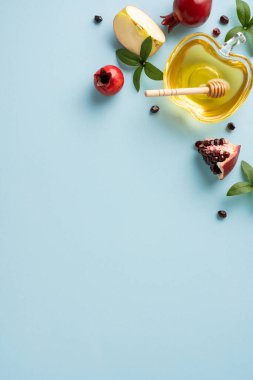 Bal kavanozu, elma dilimi ve nar içeren Rosh Hashanah dikey konsepti