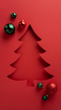 Kırmızı bir tema ve dekoratif unsurların yer aldığı yaratıcı dikey ve şık bir Noel tebrik kartı