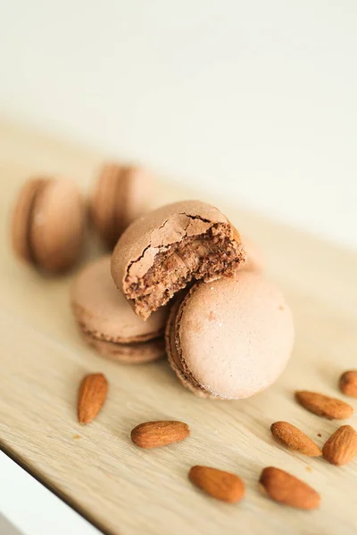Macaroons Chocolate Com Amêndoas Fundo Madeira — Fotografia de Stock