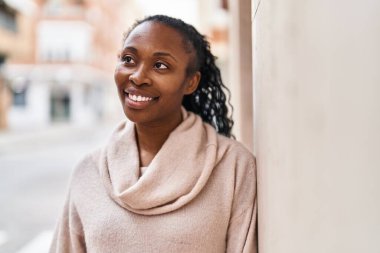 Sokakta kendine güvenen Afrikalı Amerikalı kadın gülümsüyor