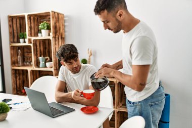 İki İspanyol erkek, kahvelerini evde yapıyorlar.