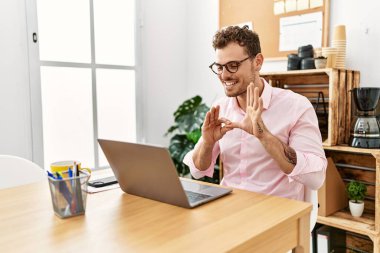 Ofisteki sağır işaret diliyle iletişim kuran Latin asıllı genç adam.