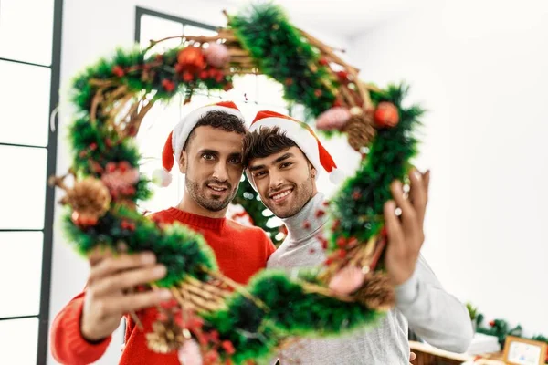 Två Hispanic Män Par Kramar Varandra Hålla Jul Inredning Hemma — Stockfoto