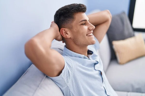 Joven Hombre Hispano Relajado Con Las Manos Cabeza Sentado Sofá — Foto de Stock