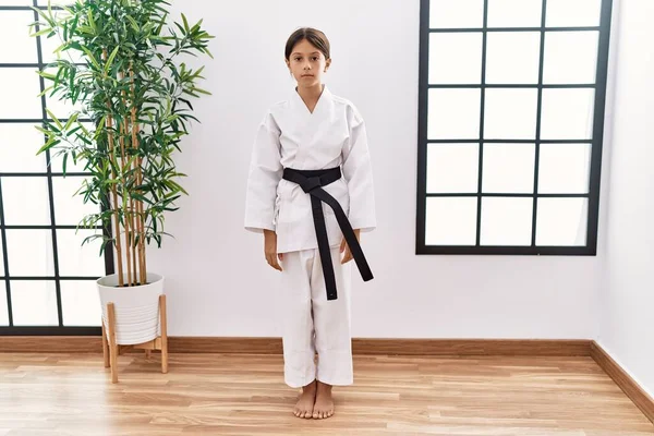 Chica Hispana Joven Usando Kimono Karate Cinturón Negro Relajado Con — Foto de Stock
