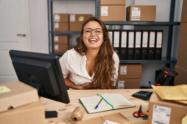 Młoda Latynoska Kobieta Pracująca Małym Biznesie Ecommerce Uśmiechająca Się Śmiejąca — Zdjęcie stockowe