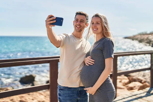 Muž Žena Pár Očekává Dítě Aby Selfie Smartphonu Moře — Stock fotografie
