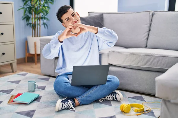 Non Binary Person Studying Using Computer Laptop Sitting Floor Smiling — Stockfoto