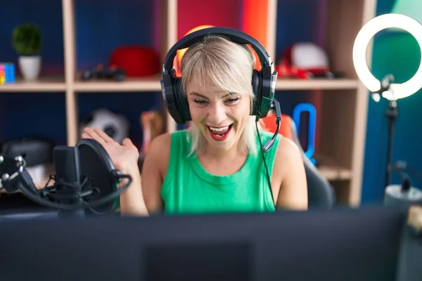 Jovem Caucasiana Jogando Videogames Usando Fones Ouvido Celebrando Realização Com — Fotografia de Stock