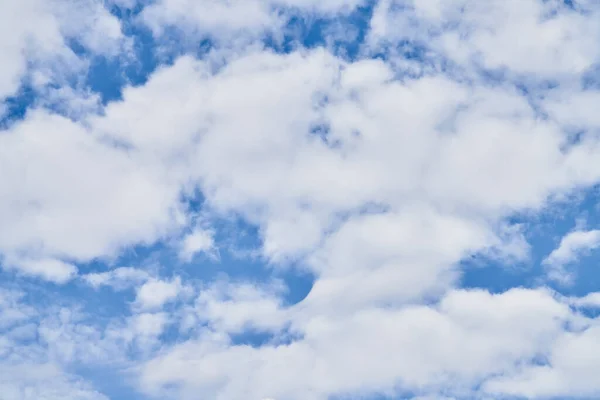 Prachtige Blauwe Lucht Met Wolken Een Zonnige Dag — Stockfoto