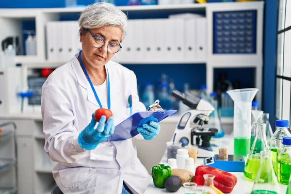Žena Středního Věku Nosí Vědec Uniformu Drží Rajčata Laboratoři — Stock fotografie