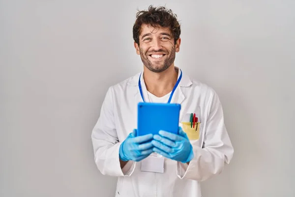 Tabletle Çalışan Spanyol Bilim Adamı Pozitif Mutlu Görünüyor Dişlerini Gösteren — Stok fotoğraf