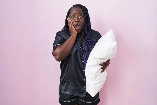Jeune Femme Africaine Portant Pyjama Étreignant Oreiller Effrayé Choqué Surprise — Photo