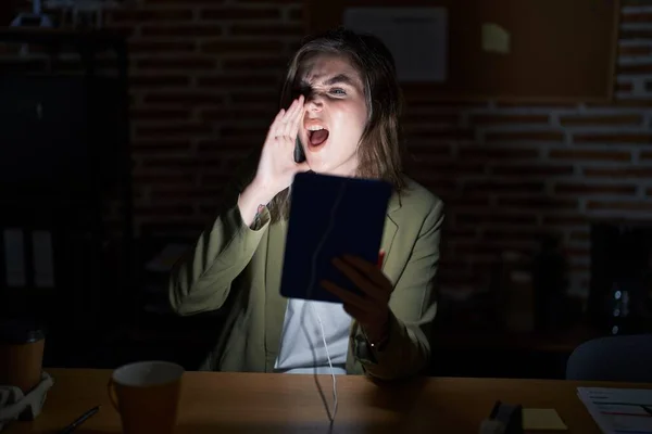 Sarışın Beyaz Bir Kadın Geceleri Ofiste Çalışıyor Bağırıyor Ağızdan Ağıza — Stok fotoğraf