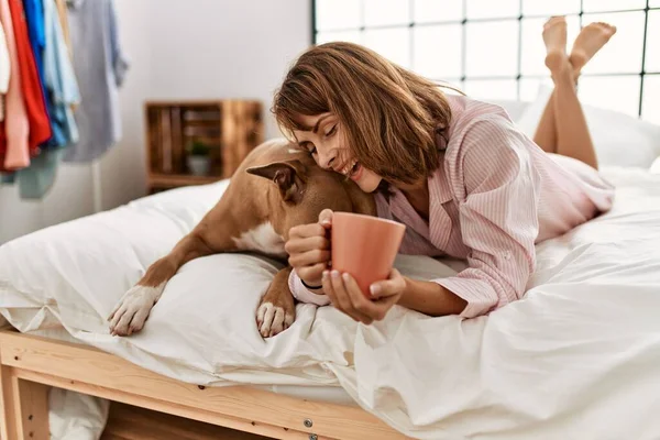 Ung Kaukasisk Kvinna Dricker Kaffe Liggande Sängen Med Hund Sovrummet — Stockfoto