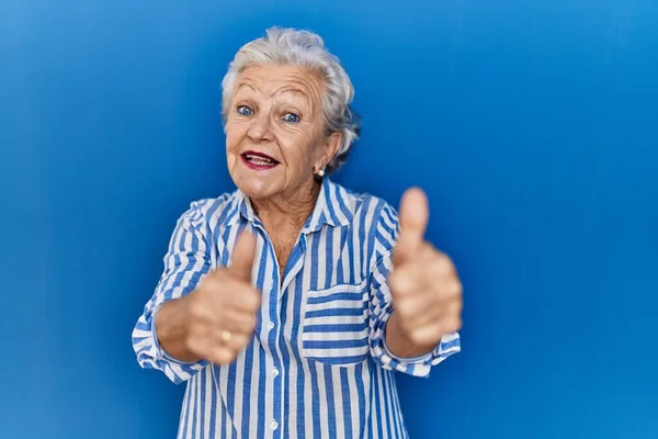Senior Vrouw Met Grijs Haar Staan Blauwe Achtergrond Goedkeuren Doen — Stockfoto