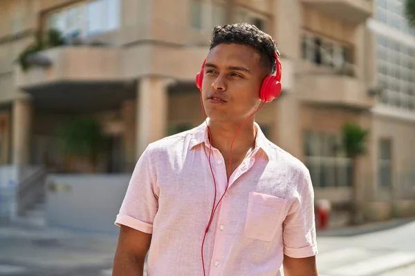 Młody Latynos Słuchający Muzyki Ulicy — Zdjęcie stockowe
