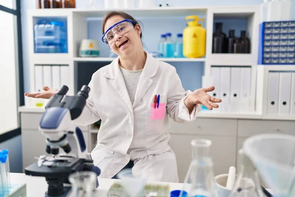 기사보기 증후군을 스페인 소녀가 과학자 실험실에서 명랑하게 웃으며 우호적 긍정적 — 스톡 사진