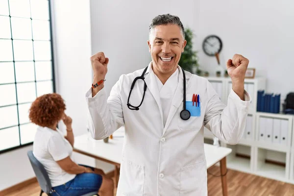 Médico Meia Idade Clínica Com Paciente Comemorando Surpreso Surpreso Pelo — Fotografia de Stock
