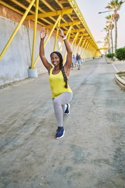 Afrikansk Amerikansk Kvinna Bär Sportkläder Gör Yoga Motion Gatan — Stockfoto