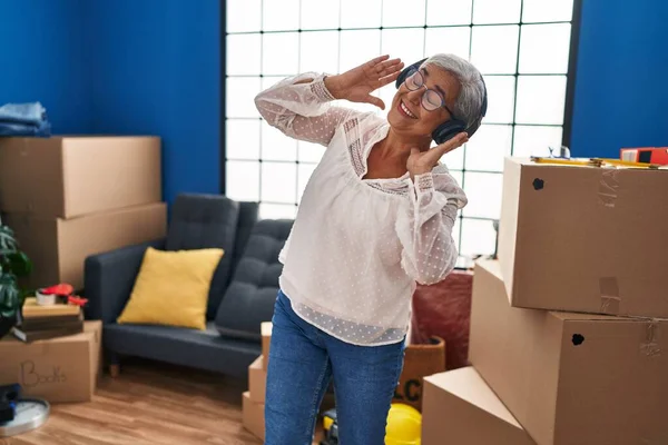 Μεσήλικη Γυναίκα Που Ακούει Μουσική Και Χορεύει Στο Νέο Σπίτι — Φωτογραφία Αρχείου