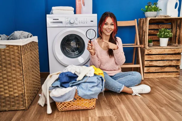 Kirli Çamaşırlarda Leke Arayan Büyüteç Kullanan Beyaz Bir Kadın Mutlu — Stok fotoğraf
