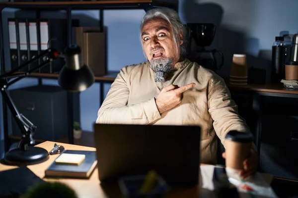 Мужчина Среднего Возраста Седыми Волосами Работающий Ночью Офисе Указывая Сторону — стоковое фото