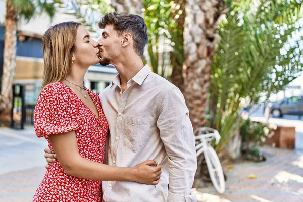 Fiatal Spanyol Pár Csókolózik Ölelkeznek Városban — Stock Fotó