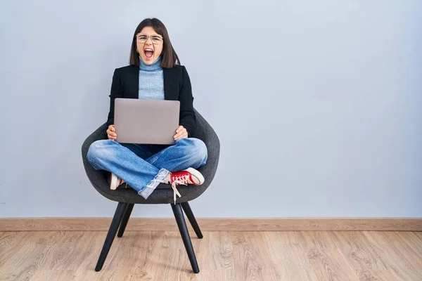 Mladá Hispánka Sedící Židli Počítačovým Laptopem Rozzlobená Šíleně Křičící Frustrovaná — Stock fotografie