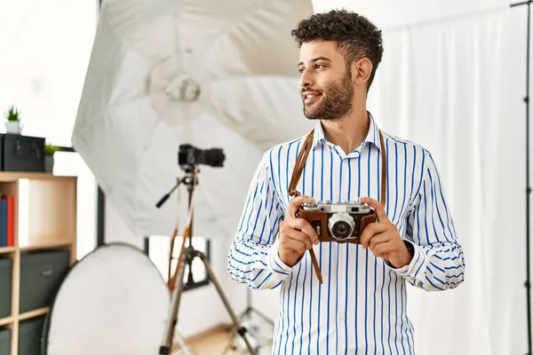 Молодий Арабський Фотограф Посміхається Щасливий Використовуючи Старовинну Камеру Фотостудії — стокове фото