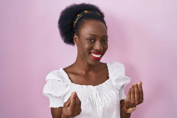 Mulher Africana Com Cabelo Encaracolado Sobre Fundo Rosa Fazendo Gesto — Fotografia de Stock