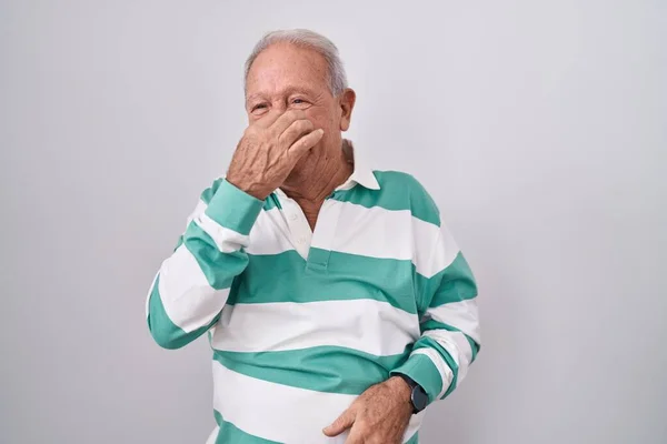 Beyaz Arka Planda Duran Gri Saçlı Yaşlı Adam Pis Iğrenç — Stok fotoğraf
