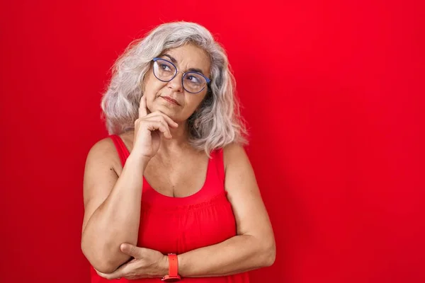 Middle Age Woman Grey Hair Standing Red Background Hand Chin — Stock Photo, Image