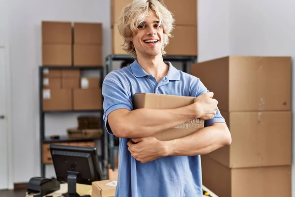 Junger Blonder Mann Commerce Unternehmer Umarmt Paket Büro — Stockfoto