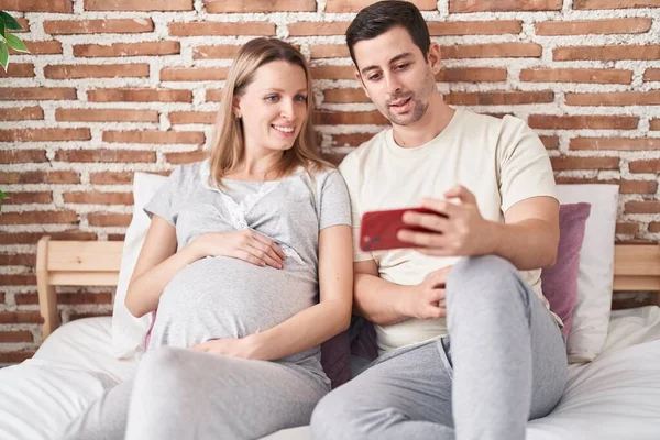 Man Woman Couple Expecting Baby Watching Video Smartphone Bedroom — Stock Photo, Image