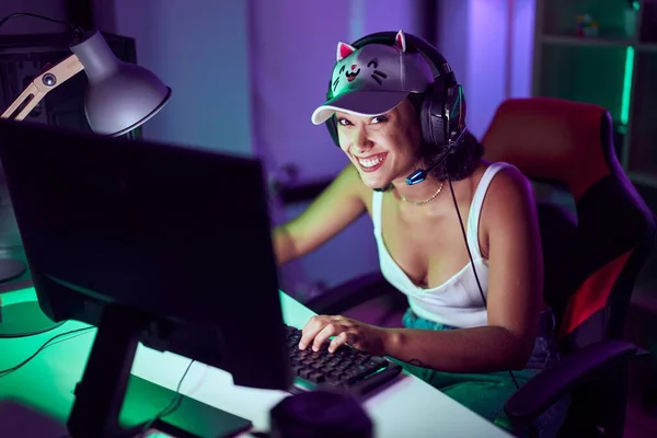 Young Beautiful Hispanic Woman Streamer Playing Video Game Using Computer — Fotografia de Stock