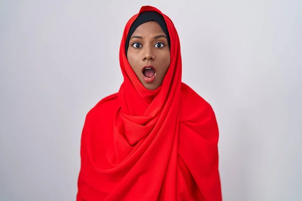 伝統的なイスラム教のヒジャーブスカーフを身に着けている若いアラブの女性は恐れていると驚きと驚きの表情でショックを受けました 恐怖と興奮した顔 — ストック写真