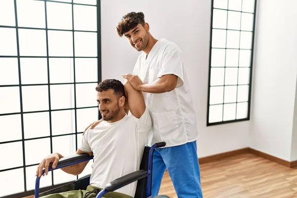 Två Latinamerikanska Män Sjukgymnast Och Patient Sitter Rullstol Har Rehab — Stockfoto