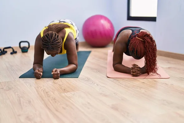 Африканские Американские Женщины Улыбаются Уверенно Тренировки Пресс Упражнения Спорткомплексе — стоковое фото