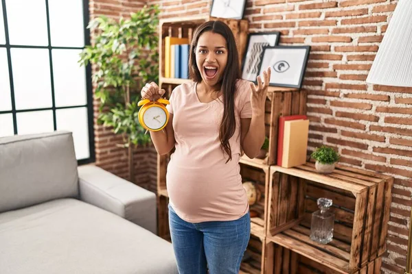 Mujer Embarazada Joven Sosteniendo Despertador Para Fecha Vencimiento Celebrando Victoria —  Fotos de Stock