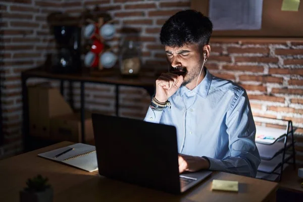 Mladý Hispánec Plnovousem Který Noci Pracuje Kanceláři Necítí Dobře Kašle — Stock fotografie