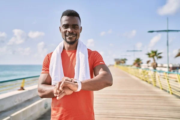 Junger Afrikanisch Amerikanischer Mann Sportbekleidung Schaut Auf Das Meer — Stockfoto