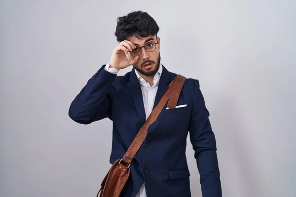 Hispanischer Mann Mit Bart Der Businesskleidung Trägt Und Mit Überraschtem — Stockfoto