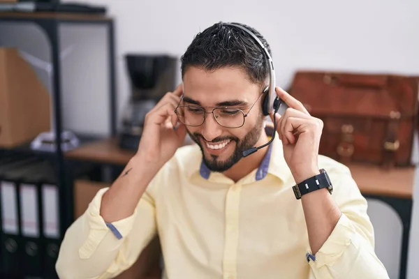 Hombre Árabe Joven Agente Del Centro Llamadas Sonriendo Confiado Trabajando —  Fotos de Stock