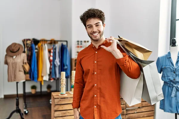 Joven Cliente Hispano Sonriendo Feliz Sosteniendo Bolsas Compras Tienda Ropa — Foto de Stock