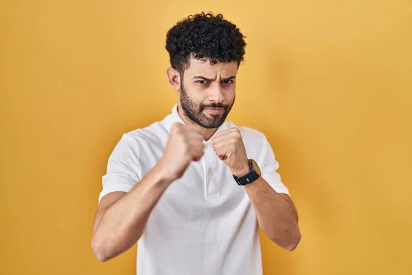 Hombre Árabe Pie Sobre Fondo Amarillo Listo Para Luchar Con — Foto de Stock