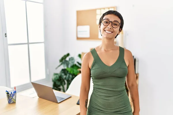 Mladá Hispánka Krátkými Vlasy Pracující Kanceláři Vypadá Pozitivně Šťastně Stojící — Stock fotografie